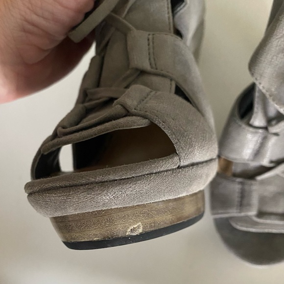 beautiful and elegant gray sandals Coach brand - Picture 8 of 9